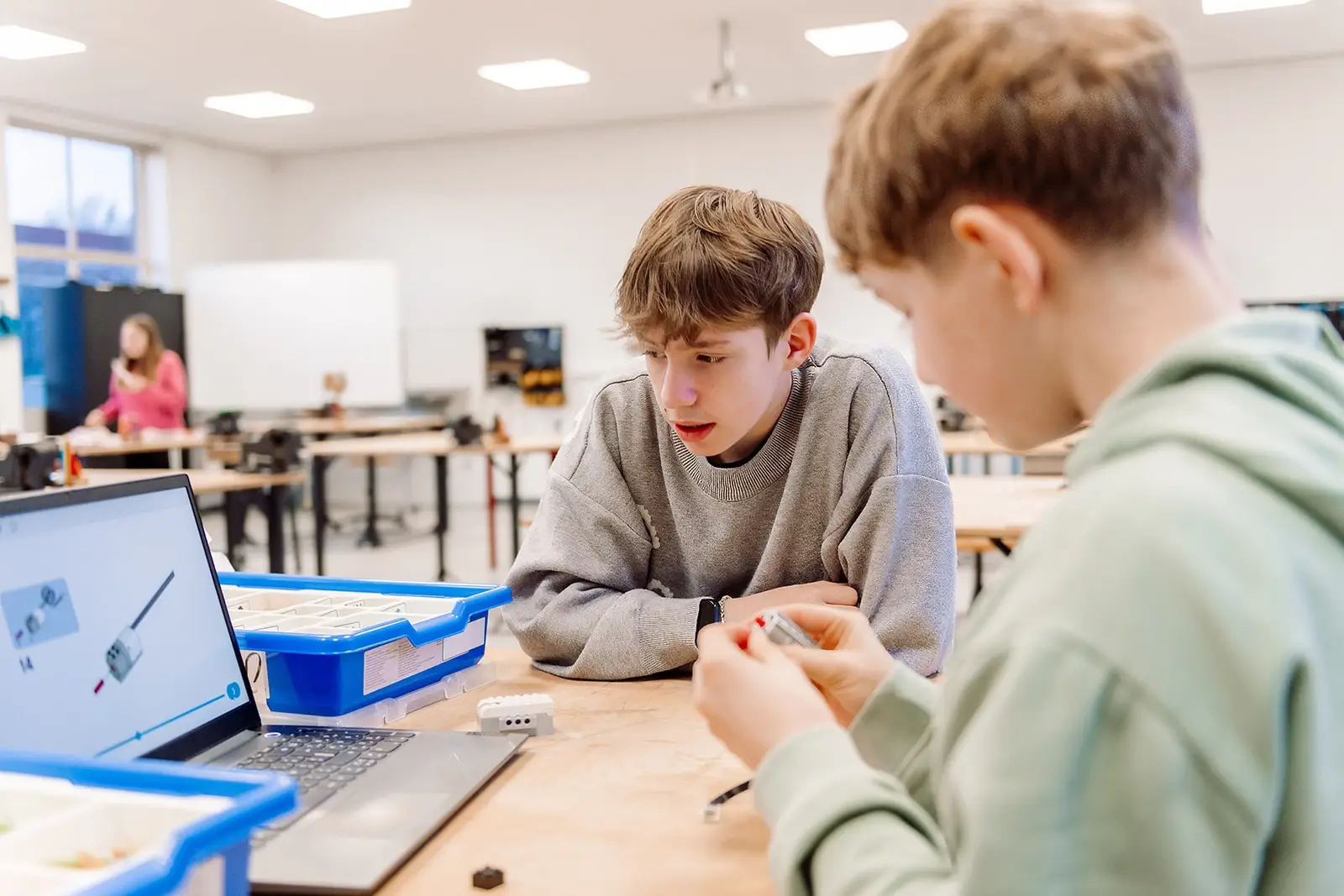leerlingen 1B STEM-technieken programmeren met Lego