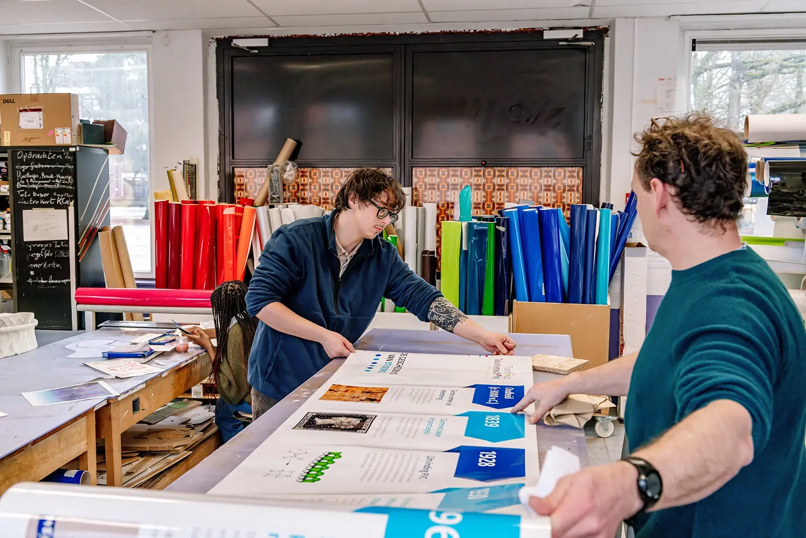 leerling Print en sign bekijkt raambestickering