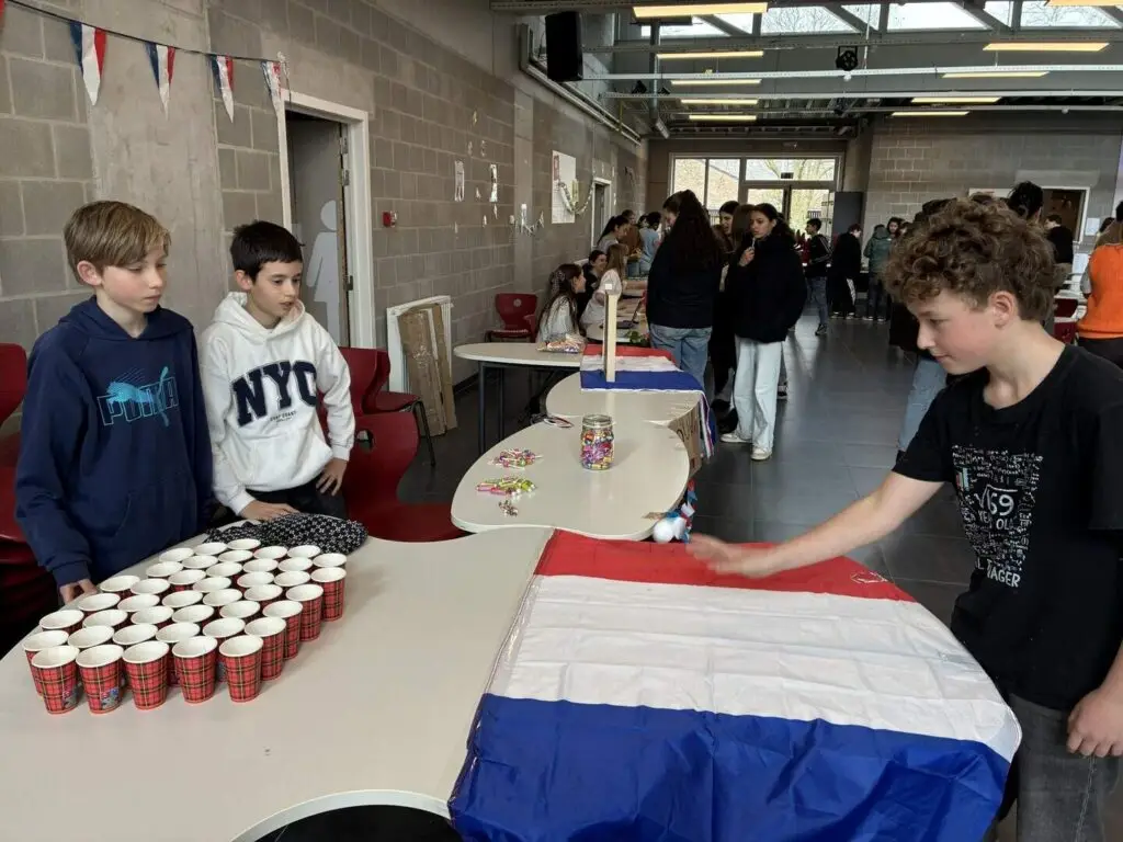Leerlingen van Cognosco maken een spel dat hen helpt om Franse woorden te memoriseren